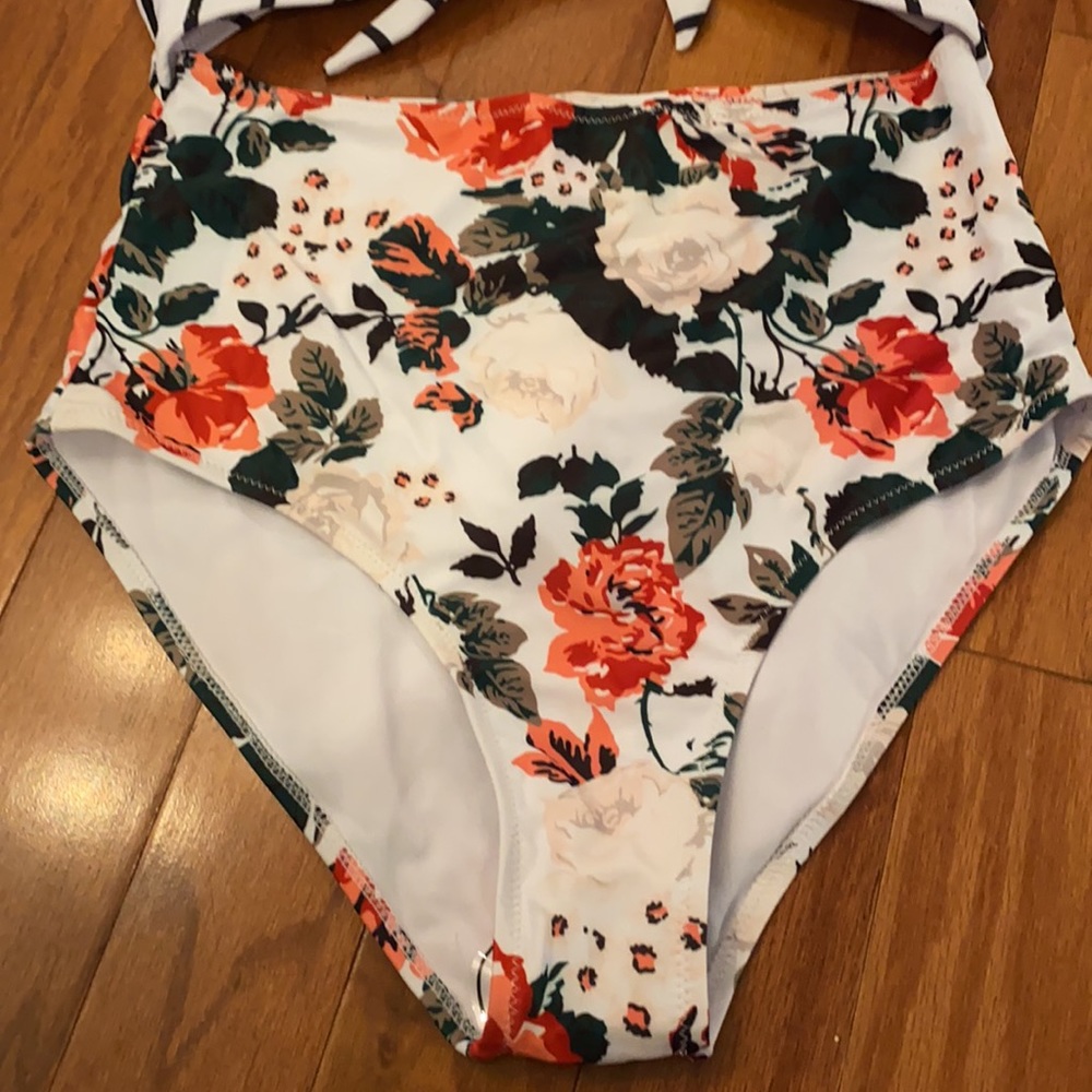 Bathing suit - Picture 3 of 4